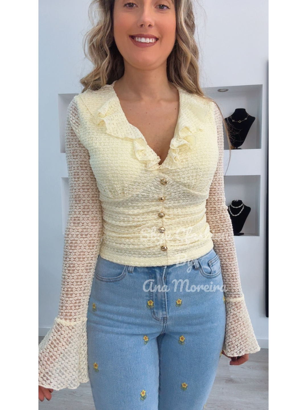 Blusa em Renda com Folhos e Botões Dourados 10