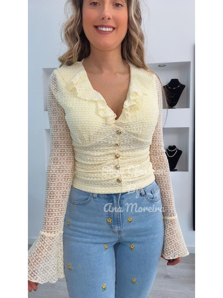 Blusa em Renda com Folhos e Botões Dourados 10