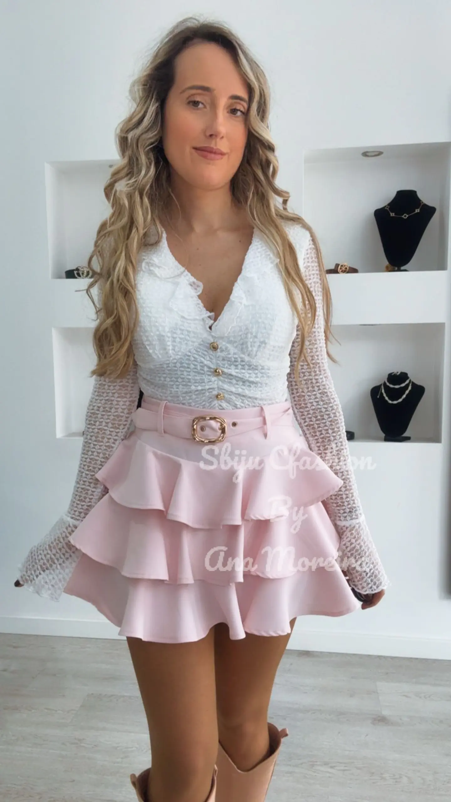 Blusa em Renda com Folhos e Botões Dourados 4