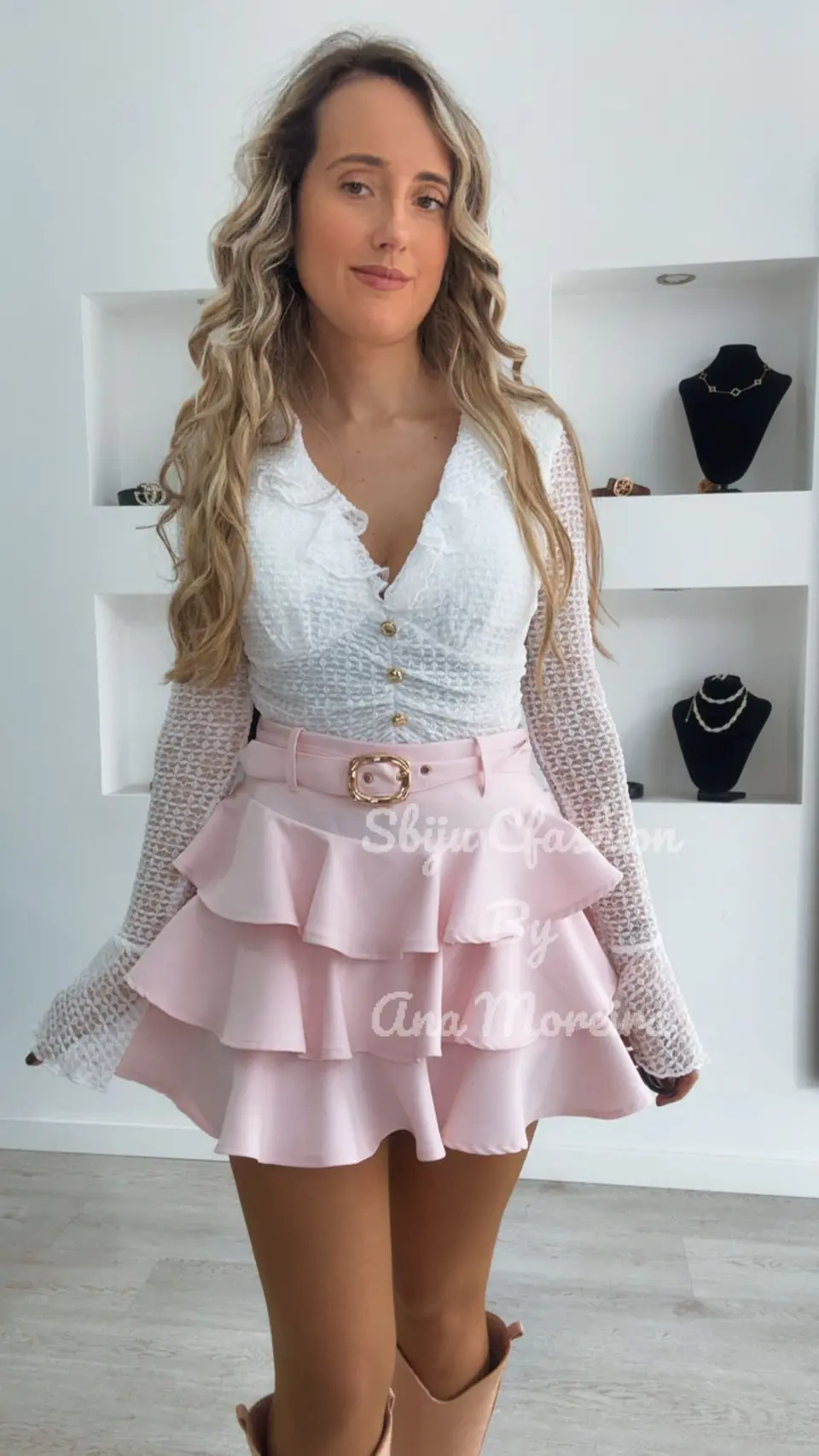 Blusa em Renda com Folhos e Botões Dourados 4