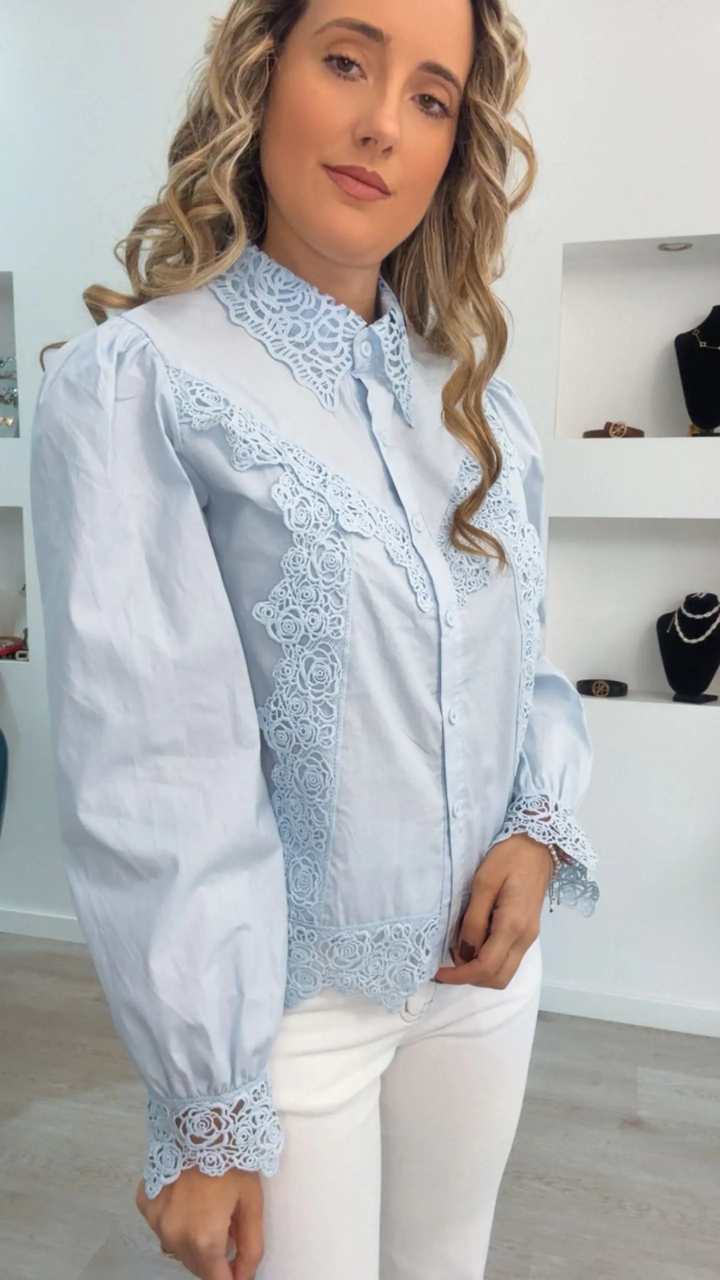 Camisa com Detalhes de Renda 3