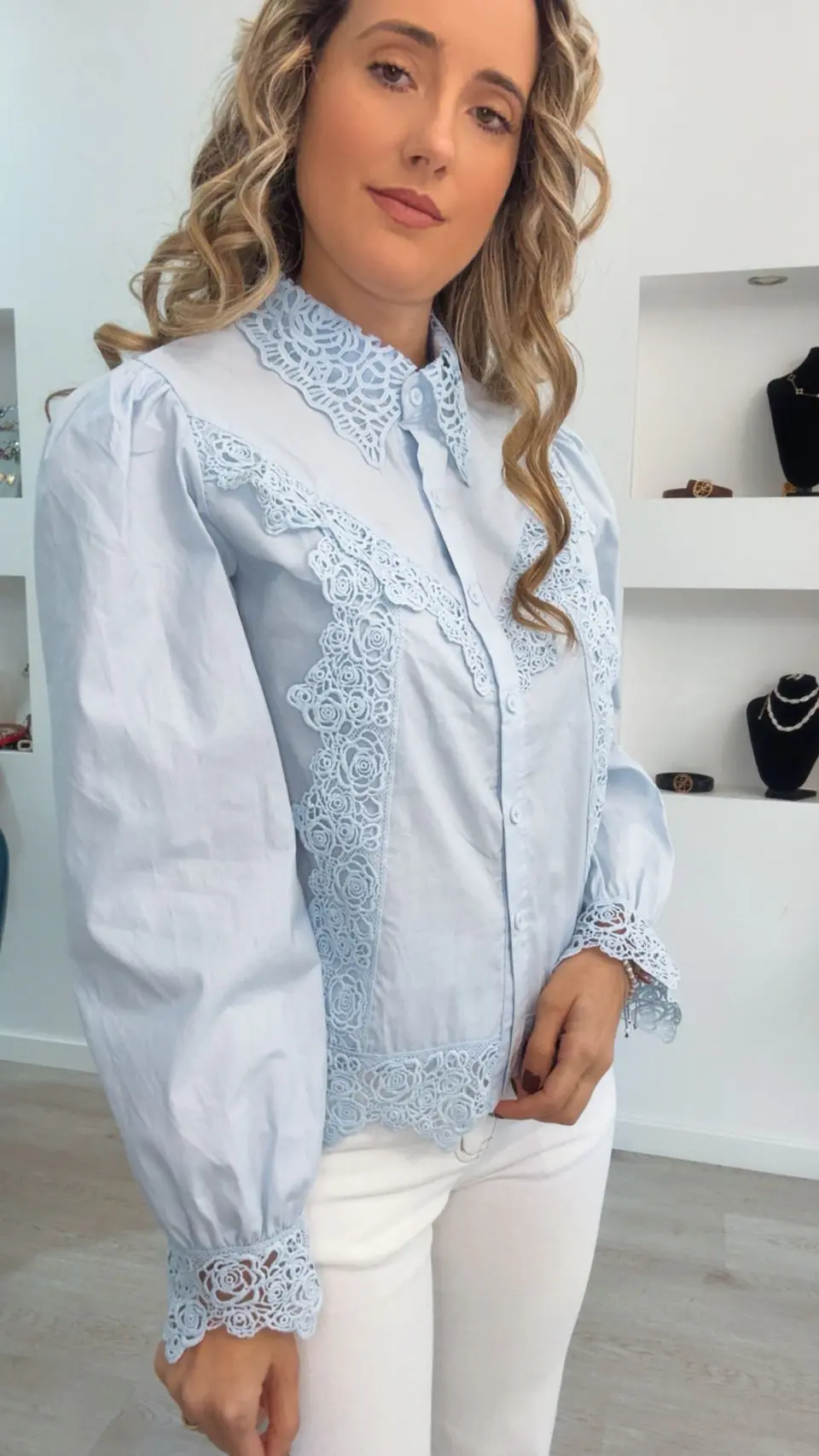 Camisa com Detalhes de Renda 3