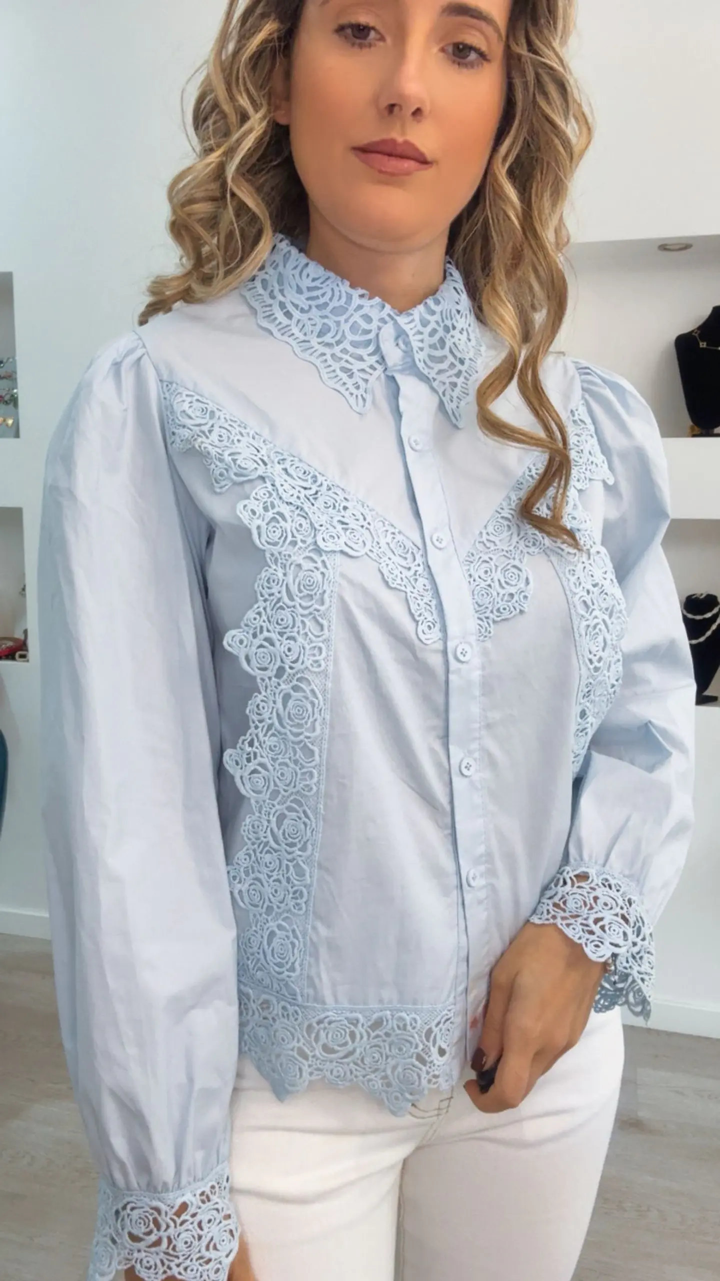 Camisa com Detalhes de Renda 6
