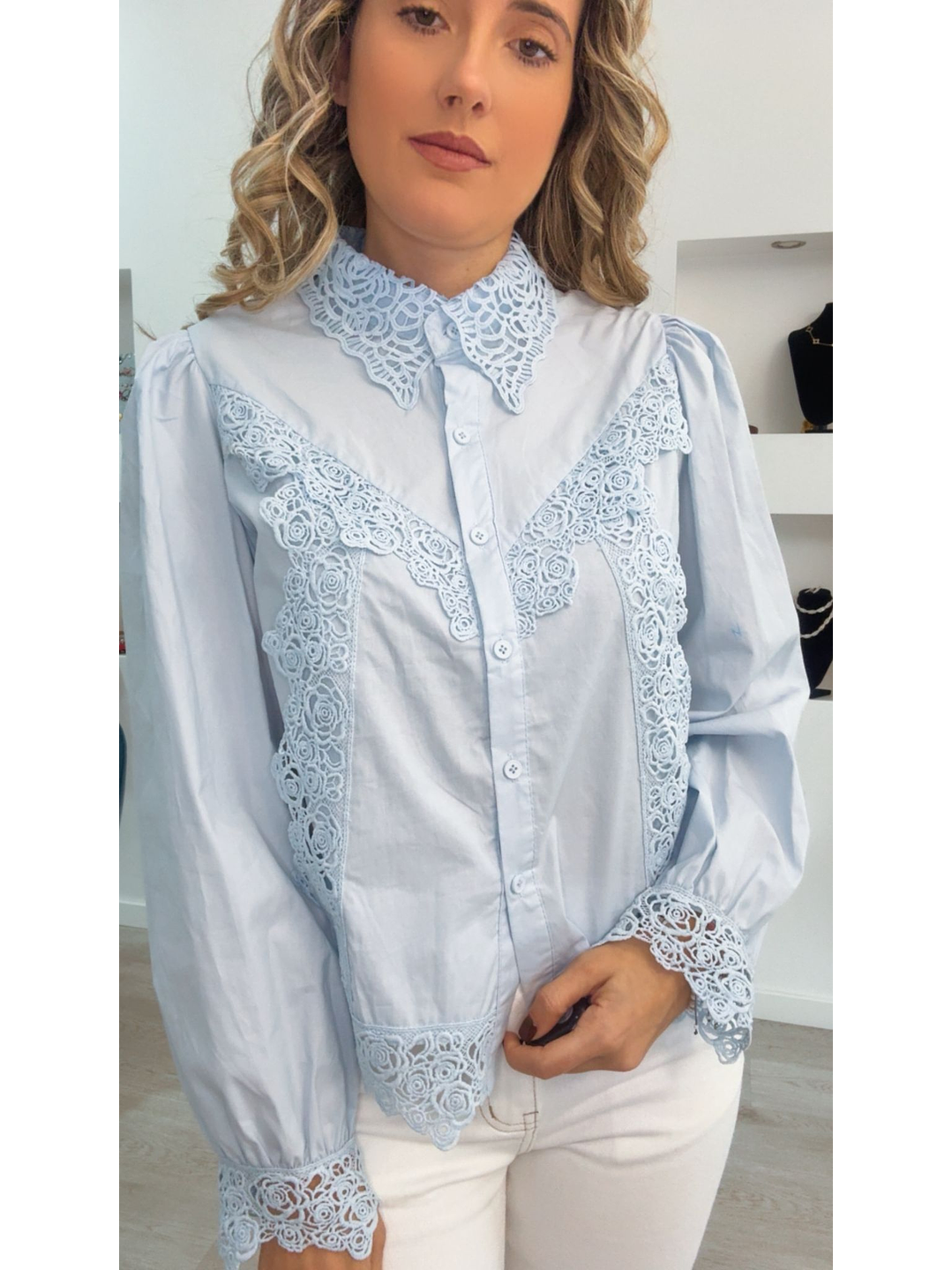 Camisa com Detalhes de Renda 4