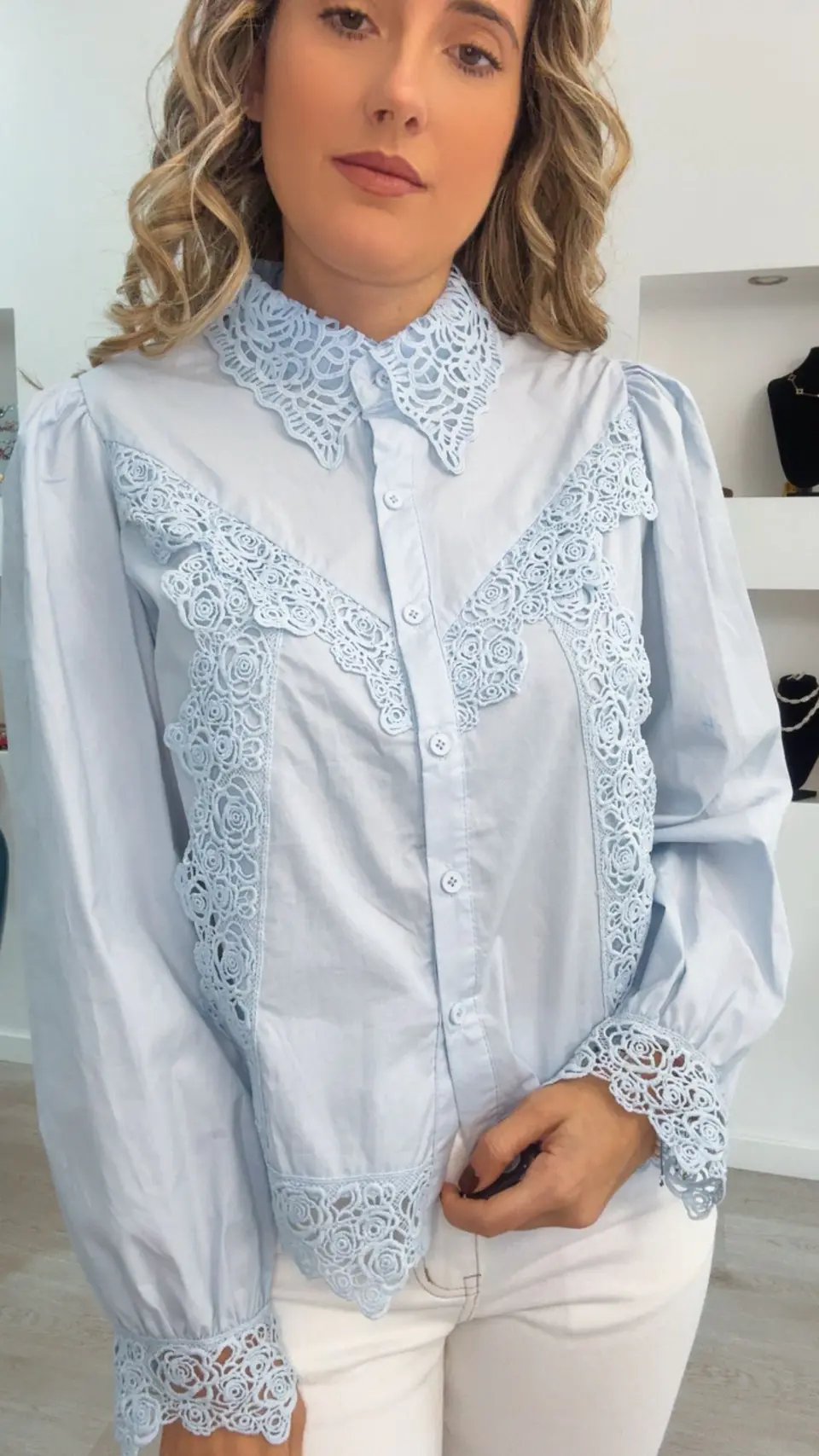 Camisa com Detalhes de Renda 4