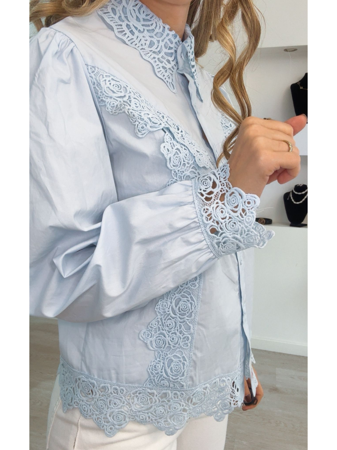 Camisa com Detalhes de Renda 1