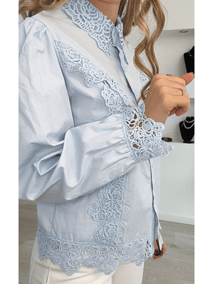 Camisa com Detalhes de Renda