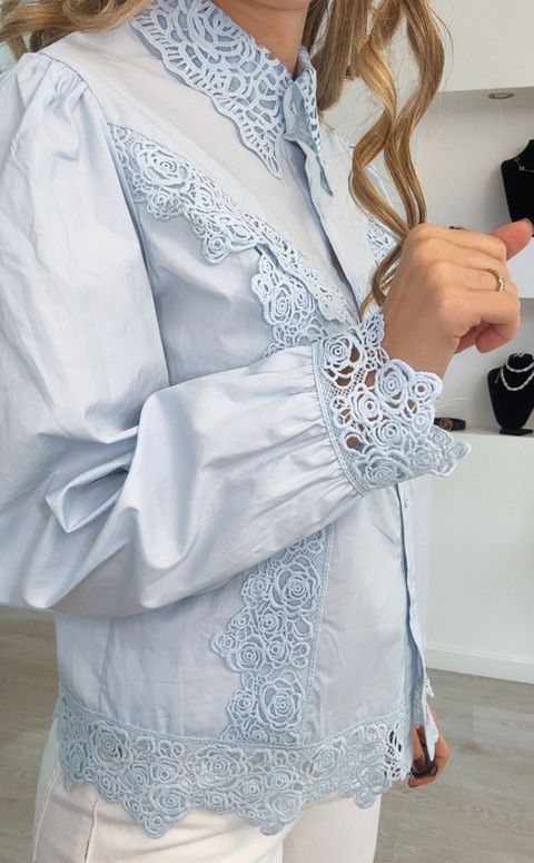 Camisa com Detalhes de Renda