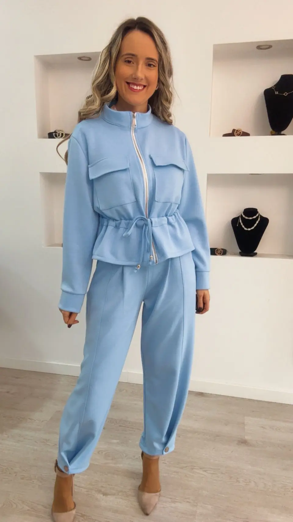 Conjunto de casaco e calça com detalhe de botão - TU  23