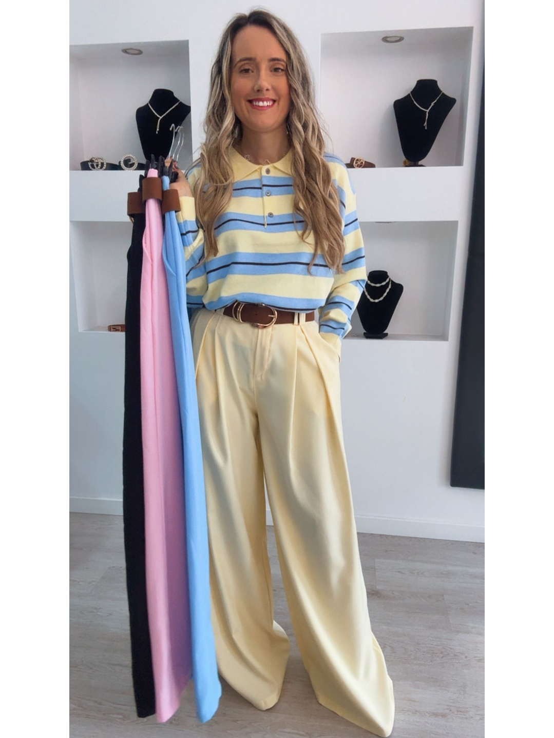 Calça em tecido larga com cinto incluído - TU 1