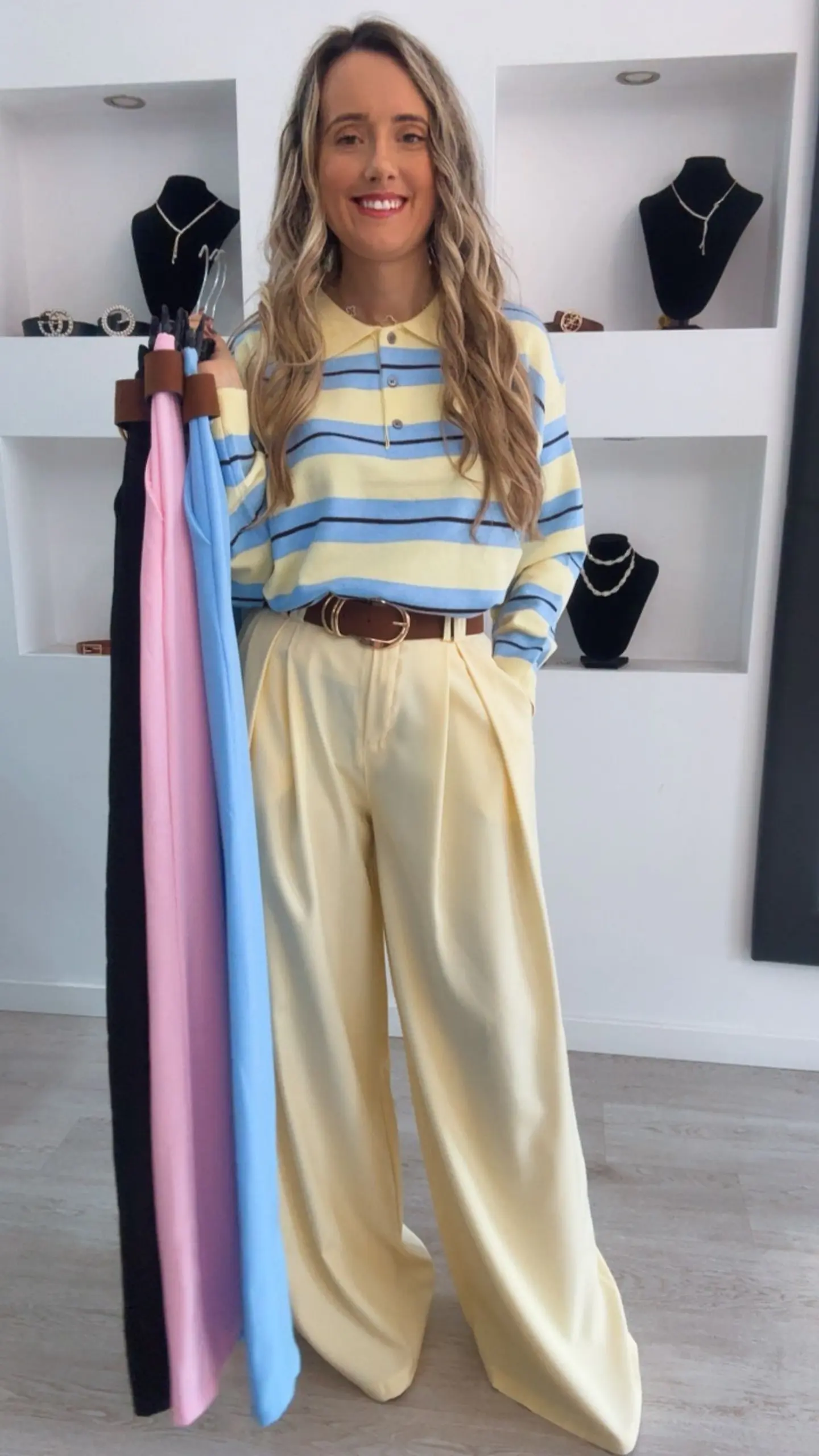 Calça em tecido larga com cinto incluído - TU 1