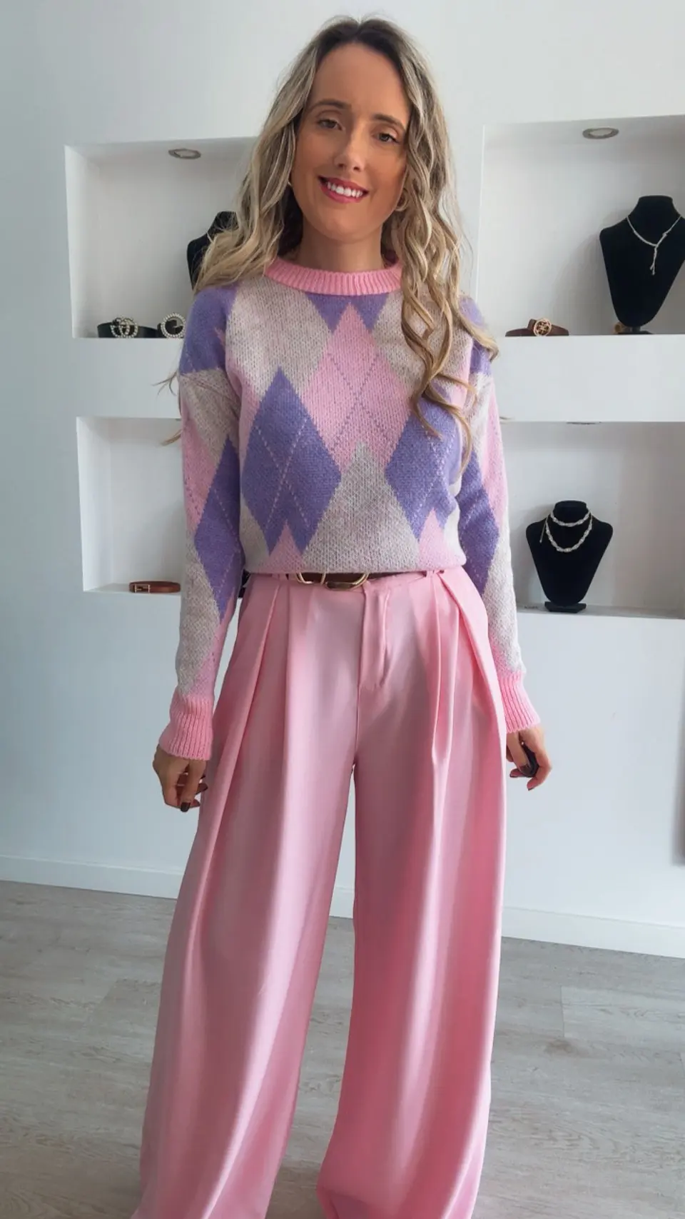 Calça em tecido larga com cinto incluído - TU 8