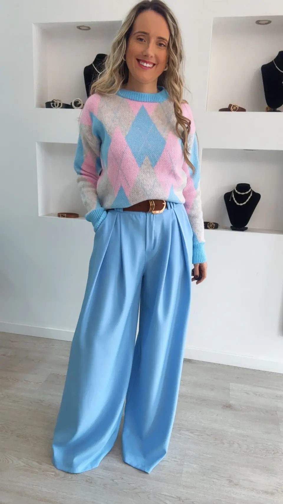 Calça em tecido larga com cinto incluído - TU 5