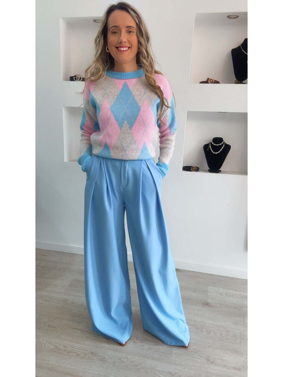 Calça em tecido larga com cinto incluído - TU 6