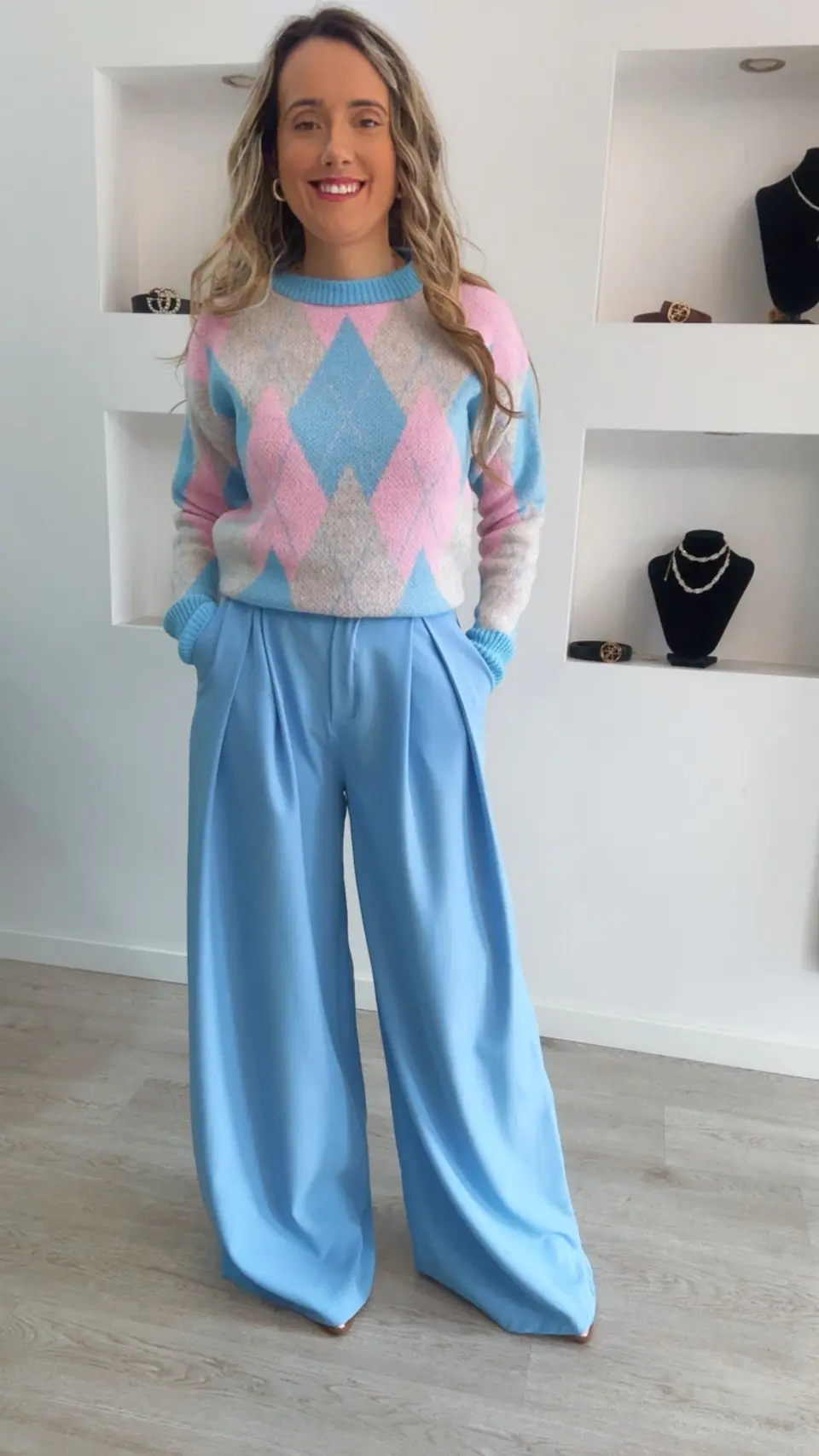 Calça em tecido larga com cinto incluído - TU 6