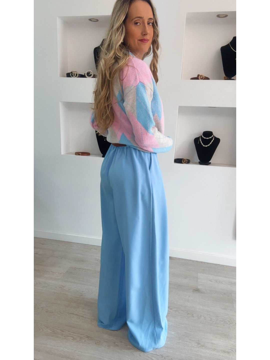 Calça em tecido larga com cinto incluído - TU 7