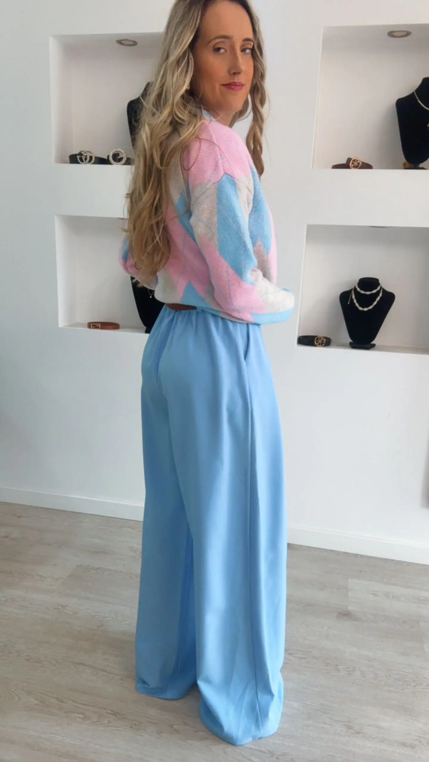 Calça em tecido larga com cinto incluído - TU 7