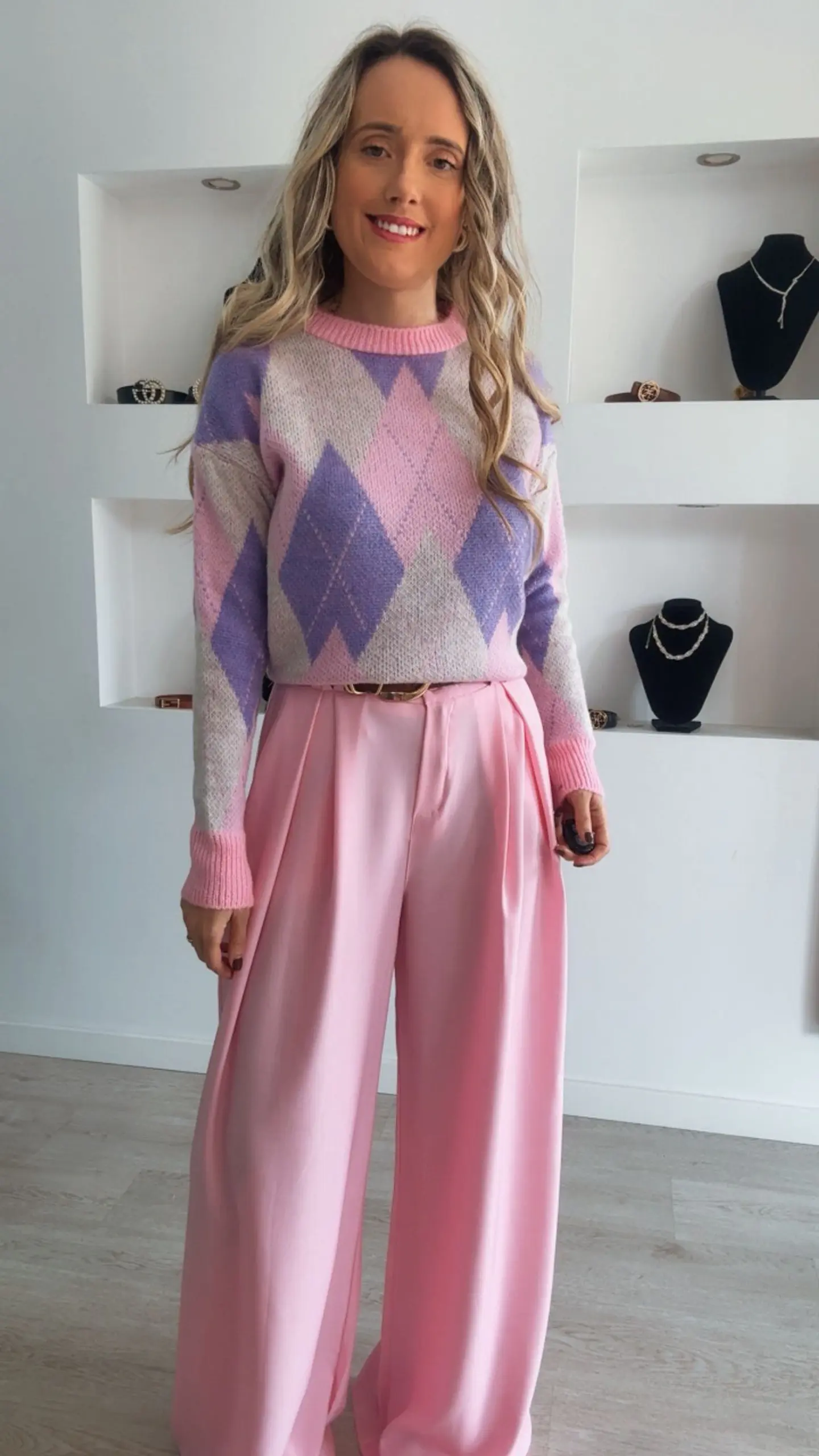 Calça em tecido larga com cinto incluído - TU 9