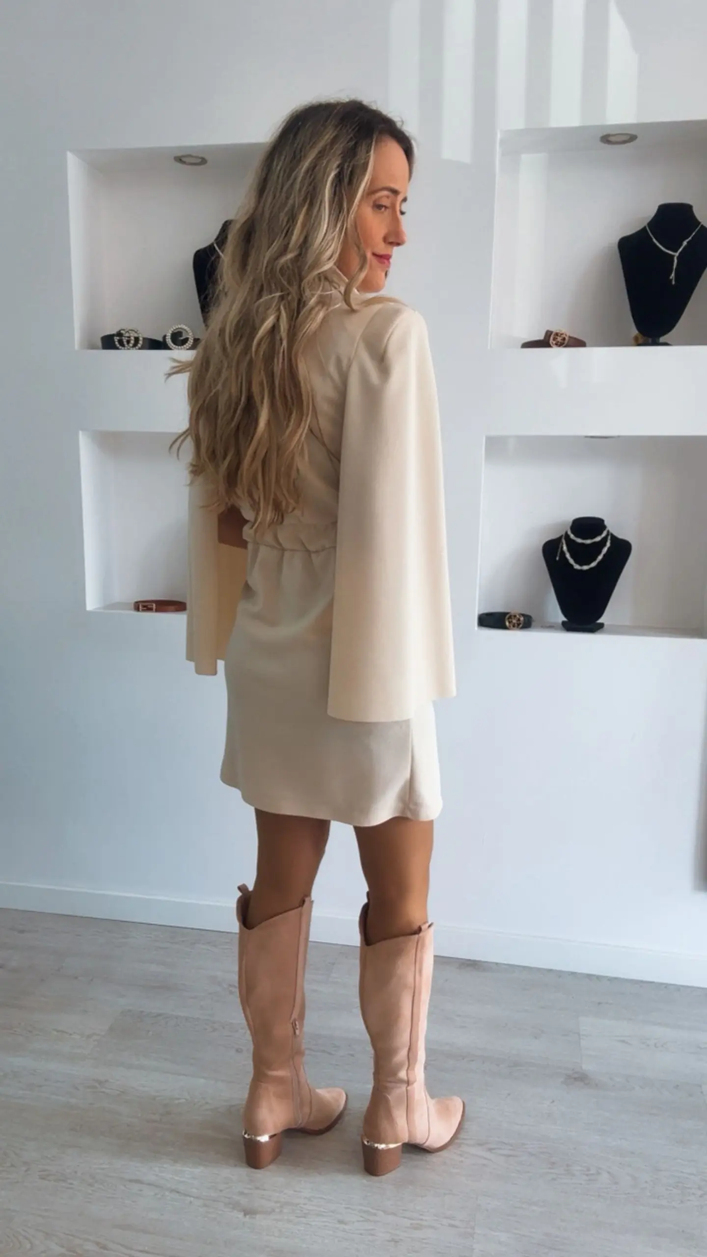 Vestido com botões e detalhe nas mangas abertas - TU 2