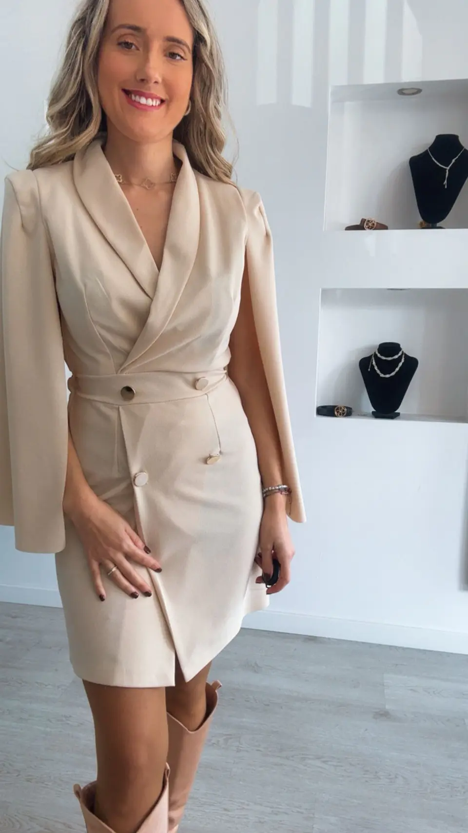 Vestido com botões e detalhe nas mangas abertas - TU 5