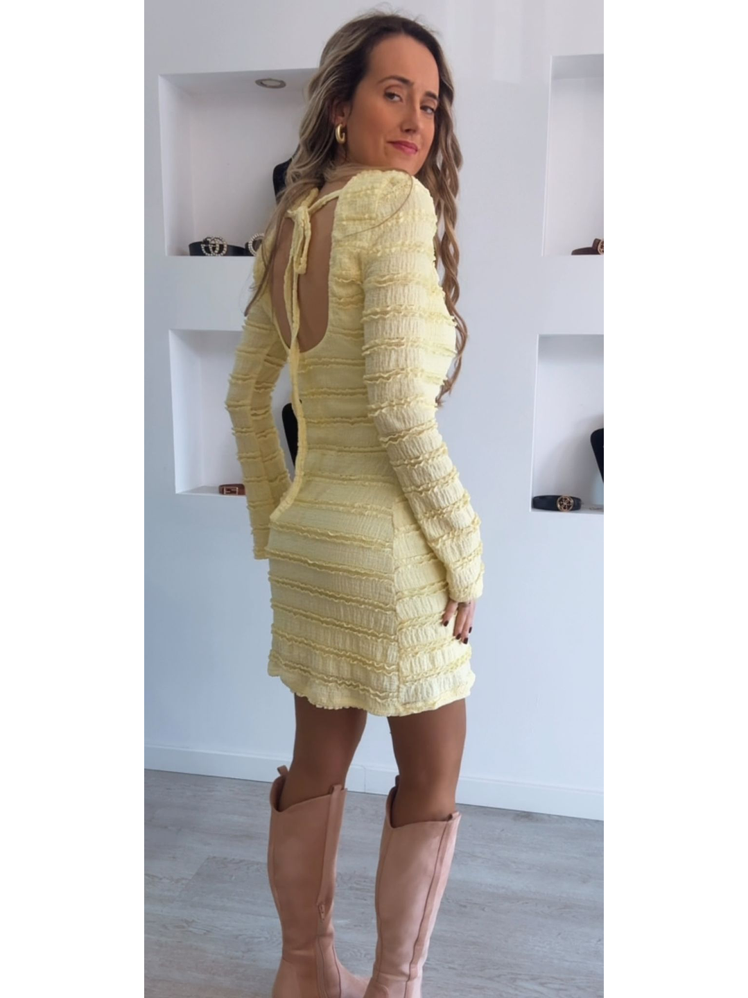 Vestido justo com abertura nas costas - TU 6