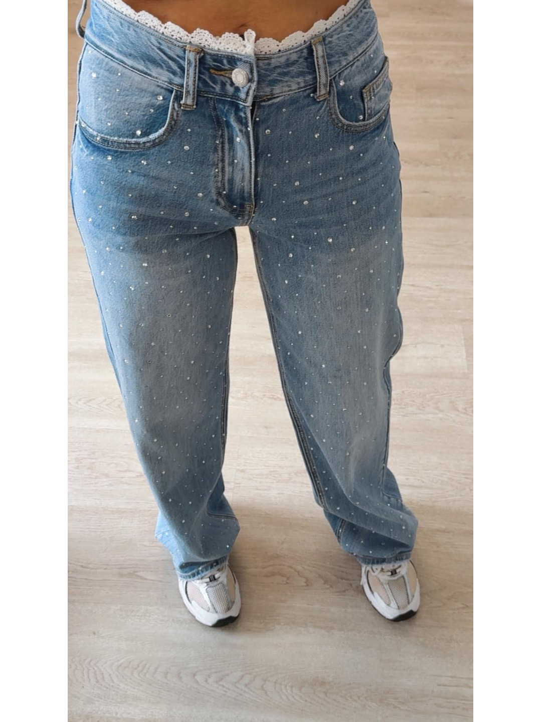 Calça de ganga com brilhantes e renda na cinta 5