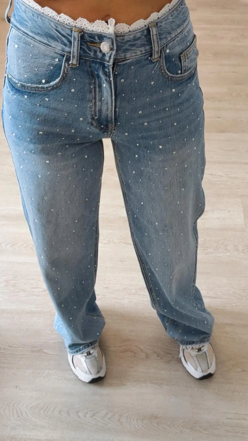 Calça de ganga com brilhantes e renda na cinta 5