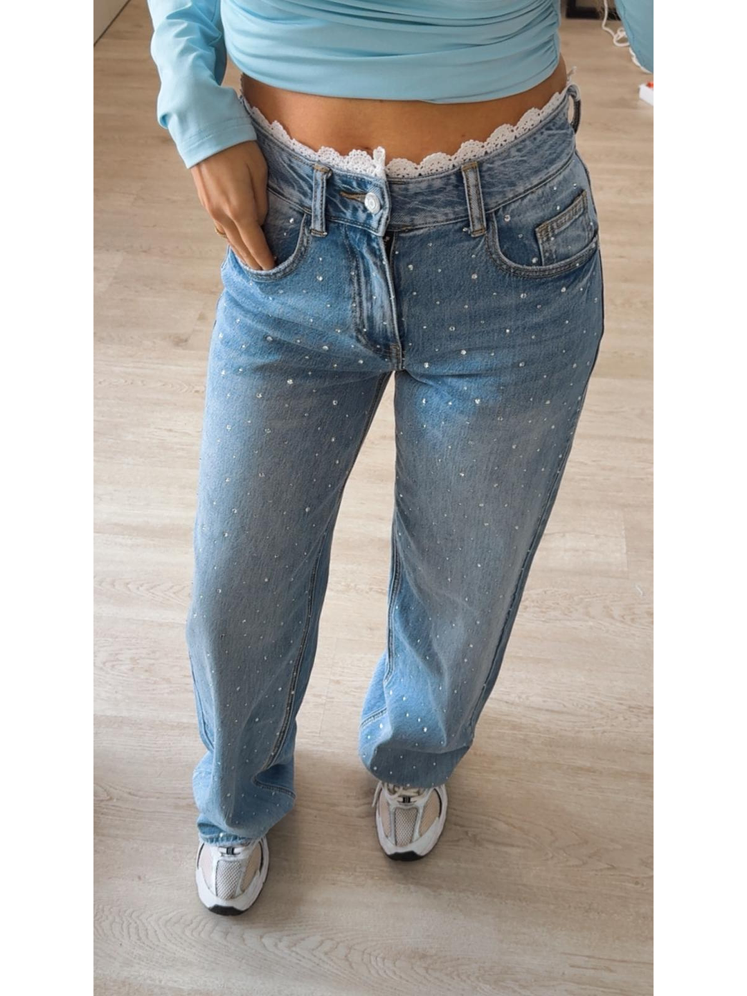 Calça de ganga com brilhantes e renda na cinta 6