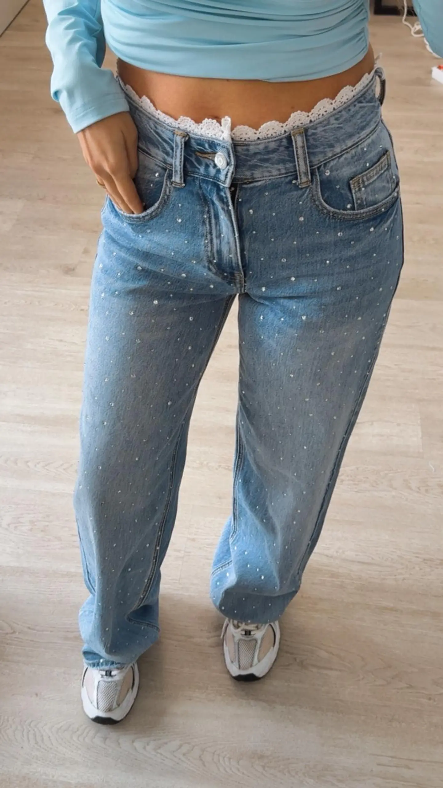 Calça de ganga com brilhantes e renda na cinta 6