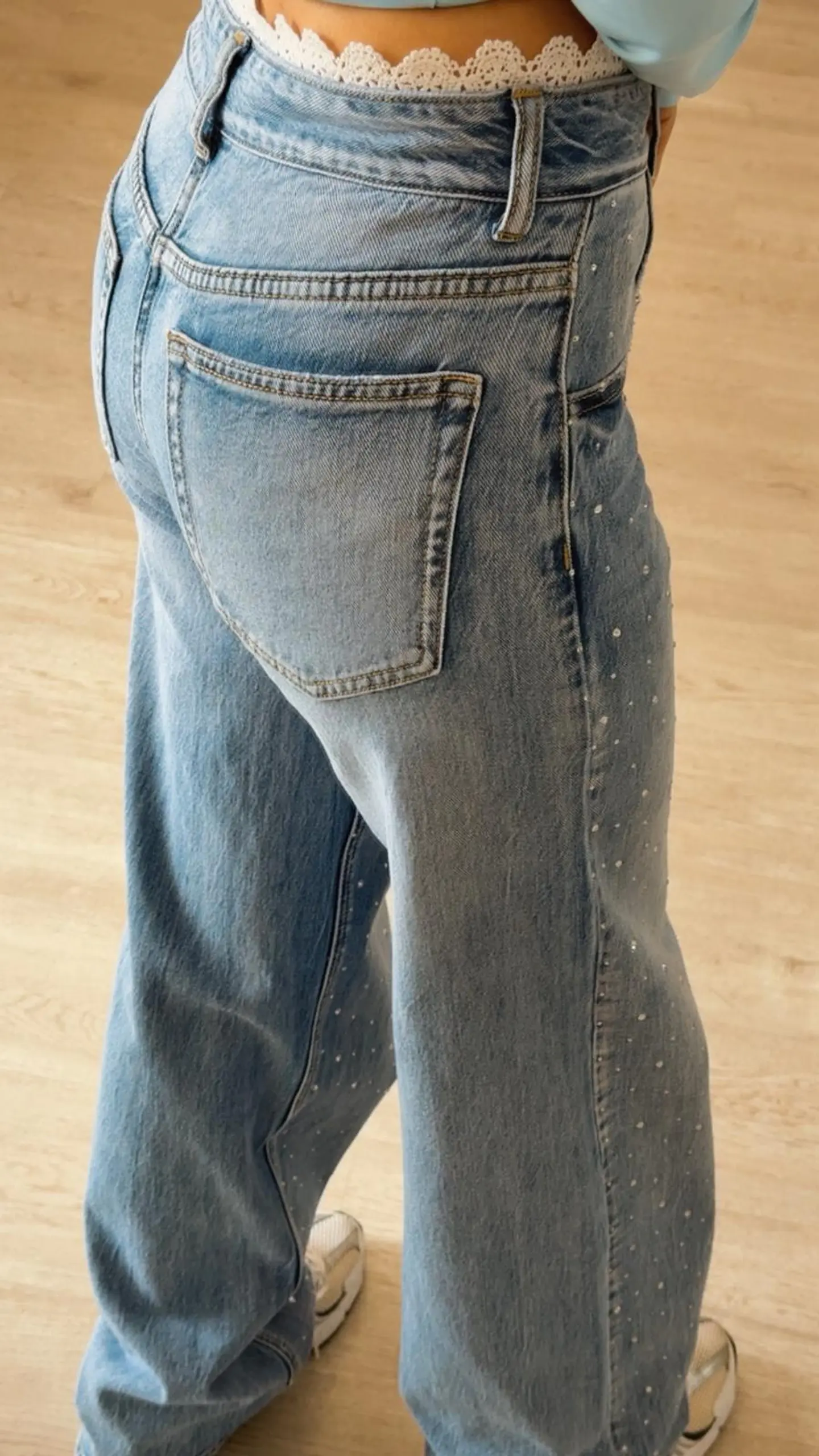 Calça de ganga com brilhantes e renda na cinta 7