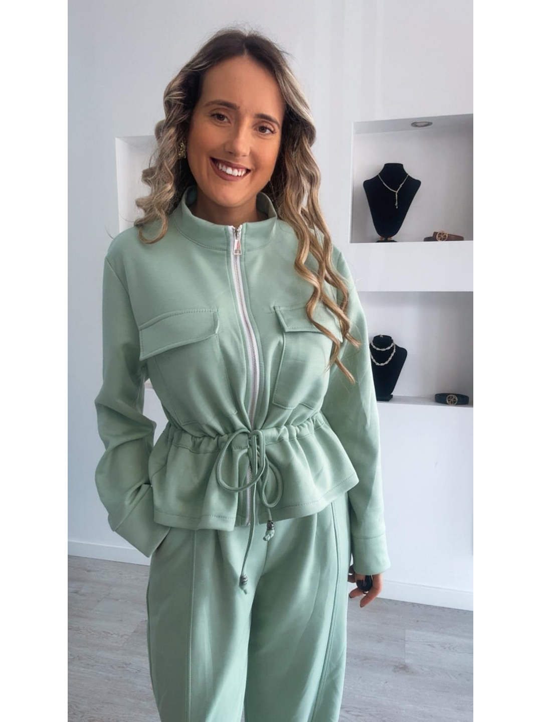 Conjunto de casaco e calça com detalhe de botão - TU  10