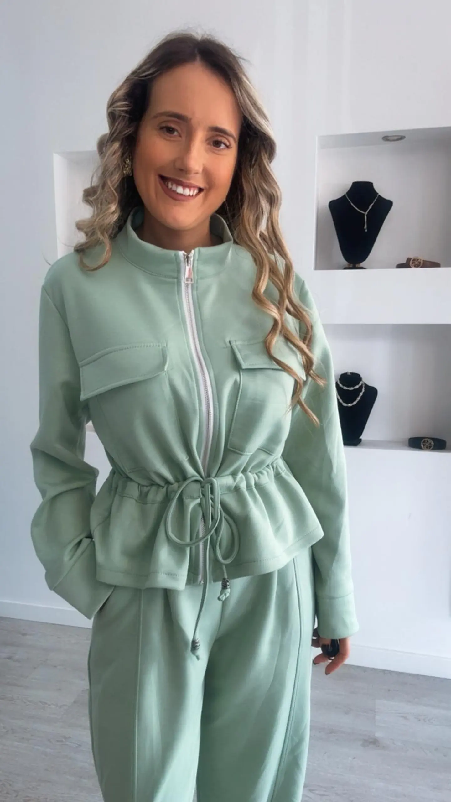 Conjunto de casaco e calça com detalhe de botão - TU  4