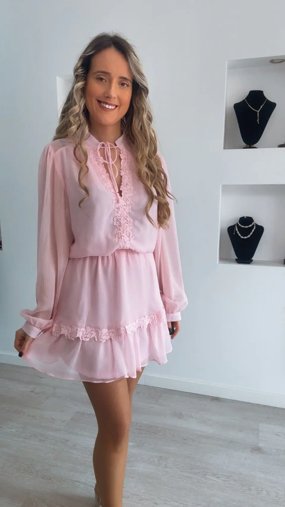 Vestido rosa com renda e folhos 1
