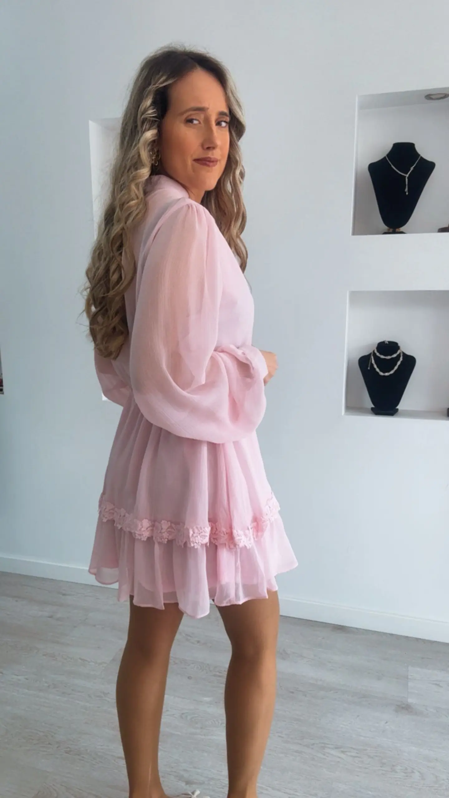 Vestido rosa com renda e folhos 3