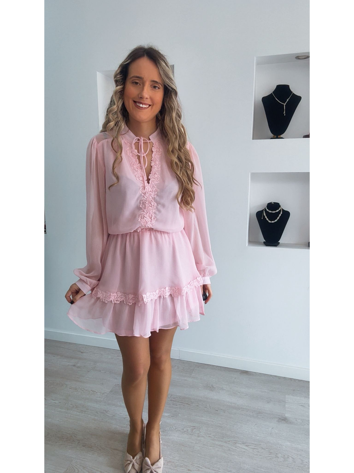 Vestido rosa com renda e folhos 4