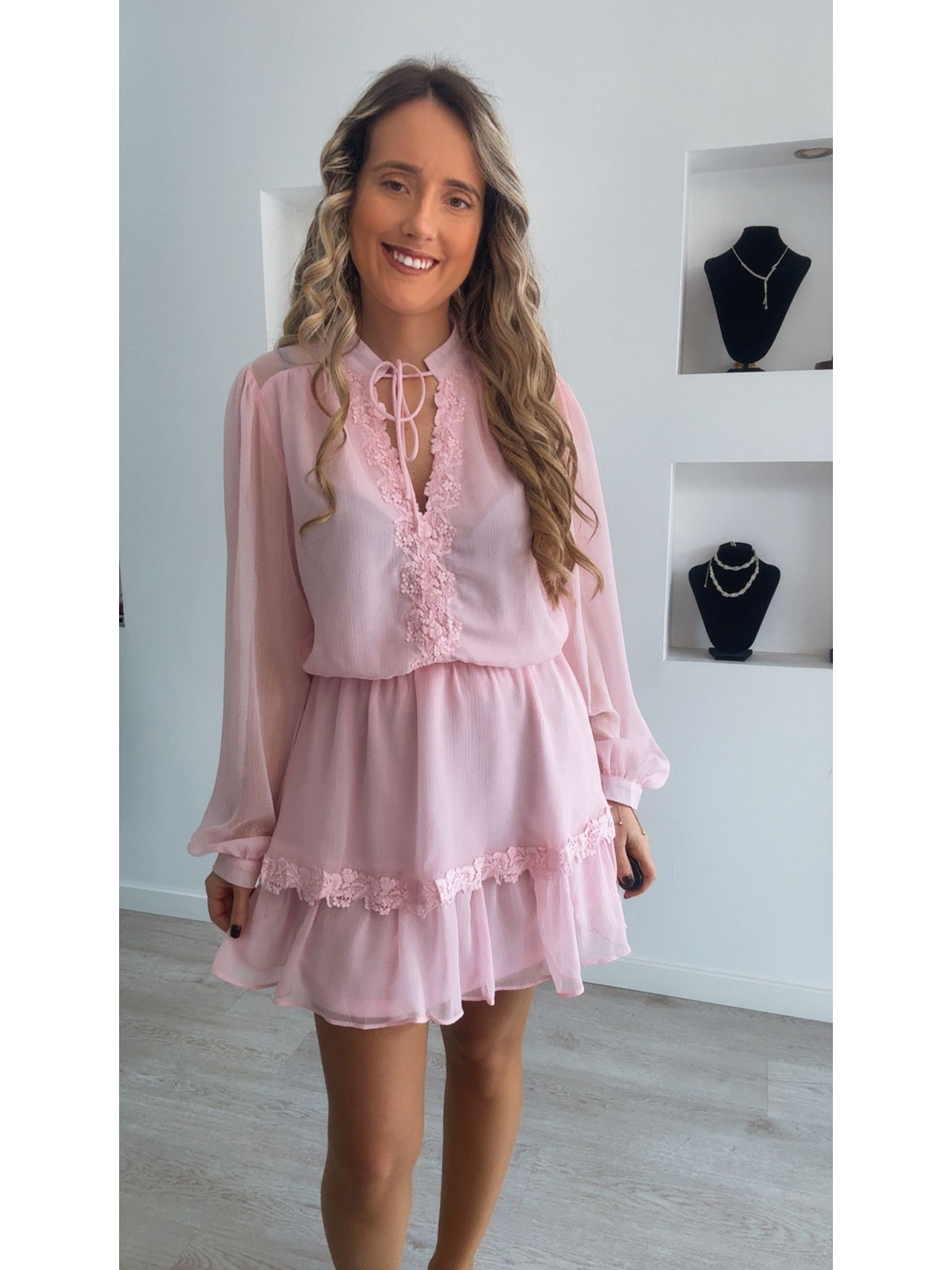 Vestido rosa com renda e folhos 5