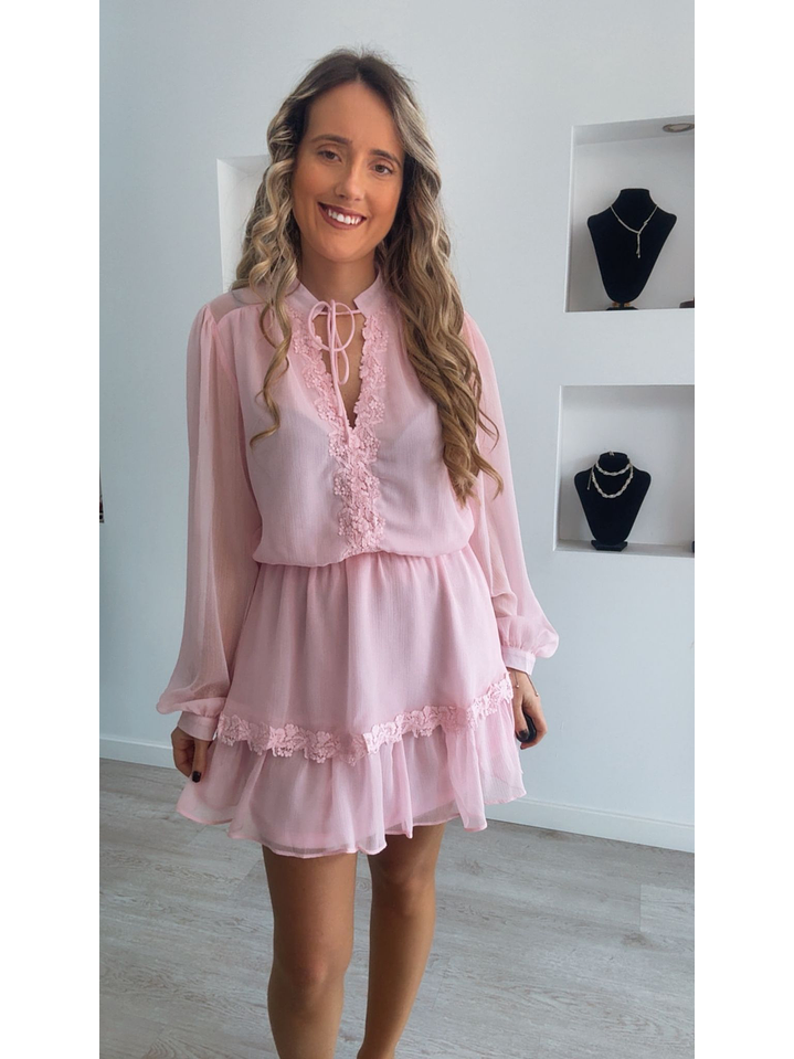 Vestido rosa com renda e folhos 5