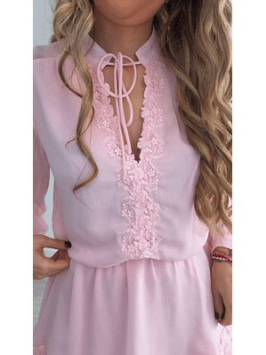 Vestido rosa com renda e folhos