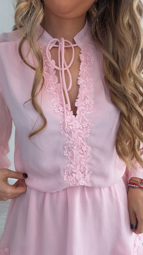 Vestido rosa com renda e folhos