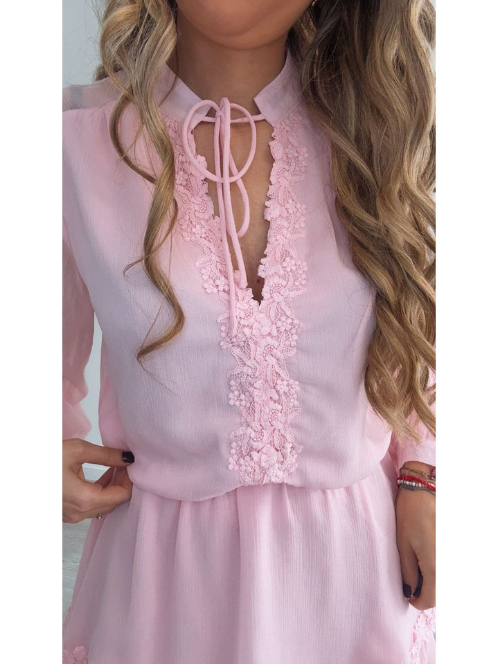 Vestido rosa com renda e folhos 2