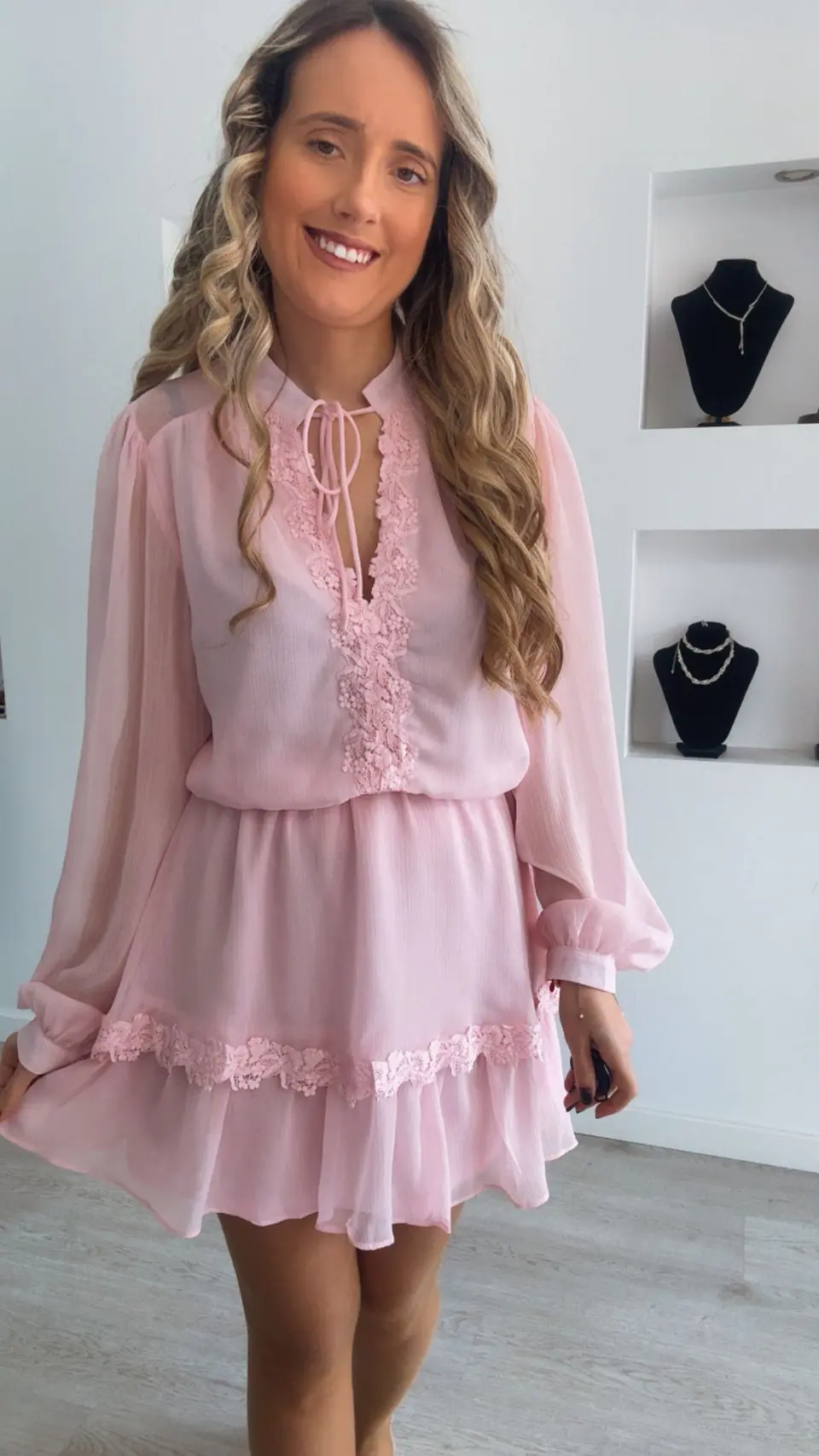 Vestido rosa com renda e folhos 6