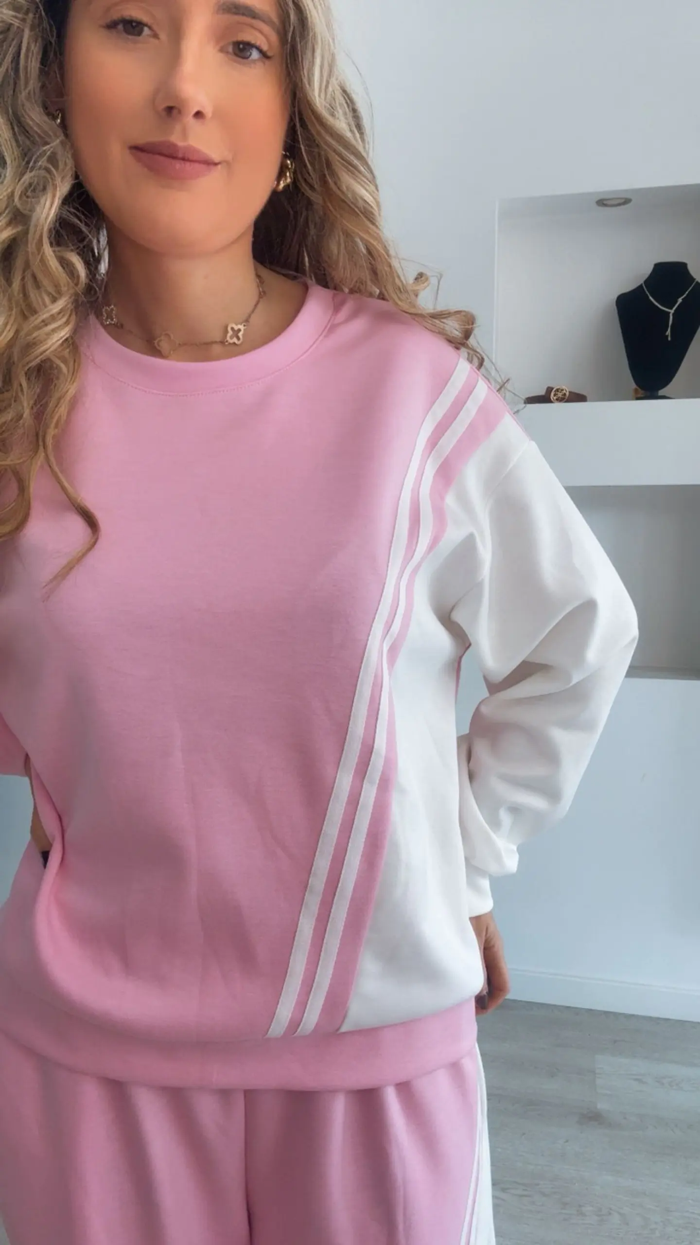 Fato de treino rosa e branco com riscas - TU 7