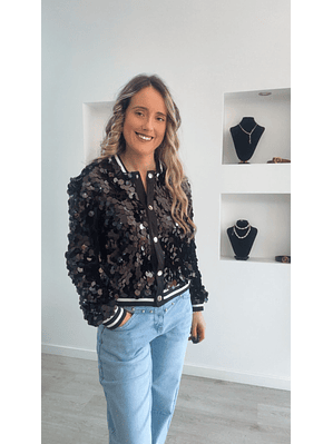 Casaco preto com detalhe de escamas