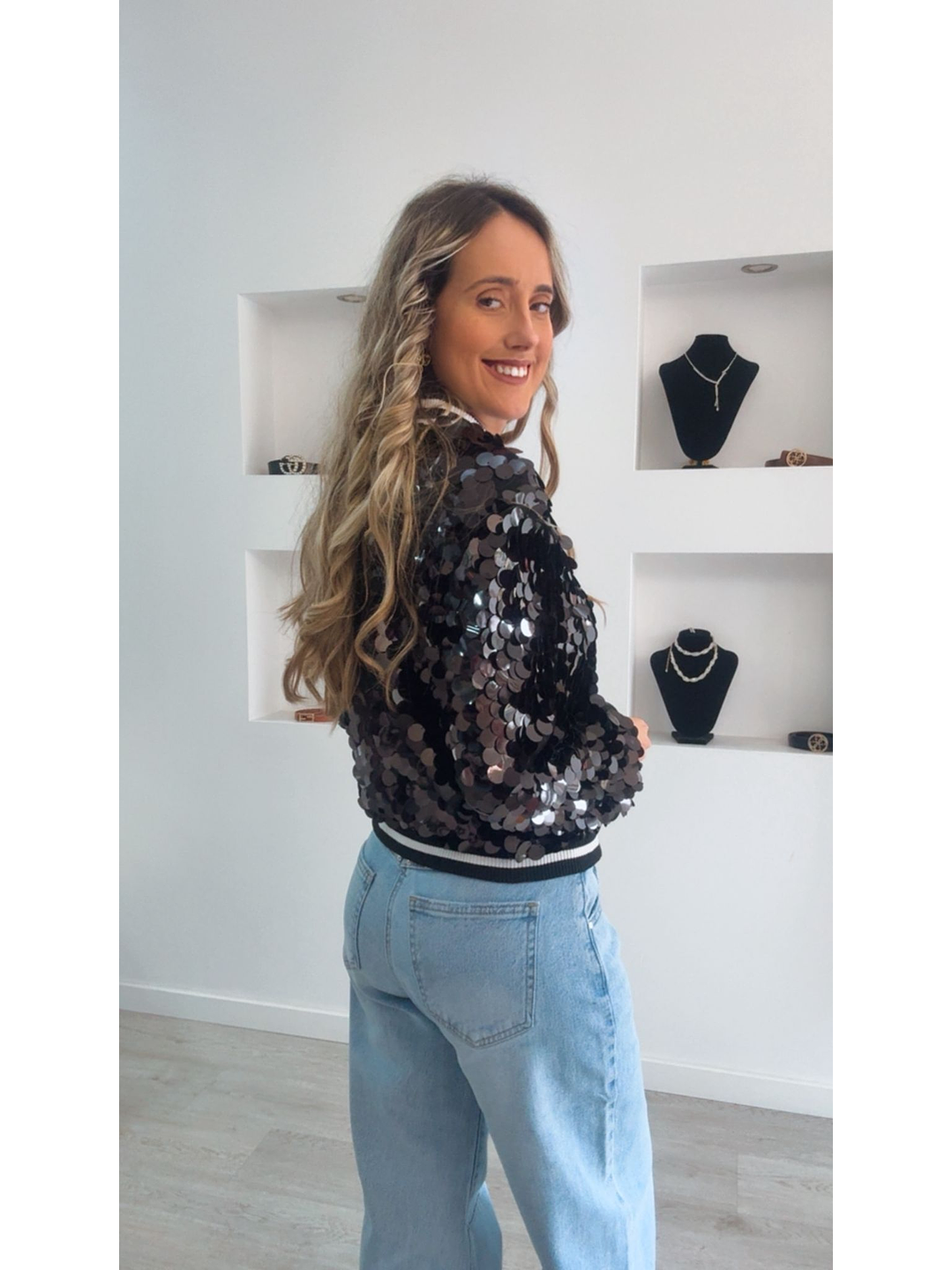 Casaco preto com detalhe de escamas 2