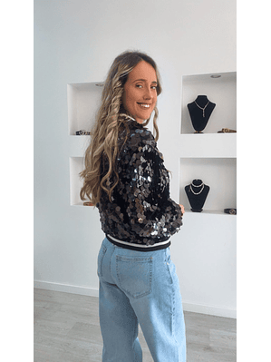 Casaco preto com detalhe de escamas