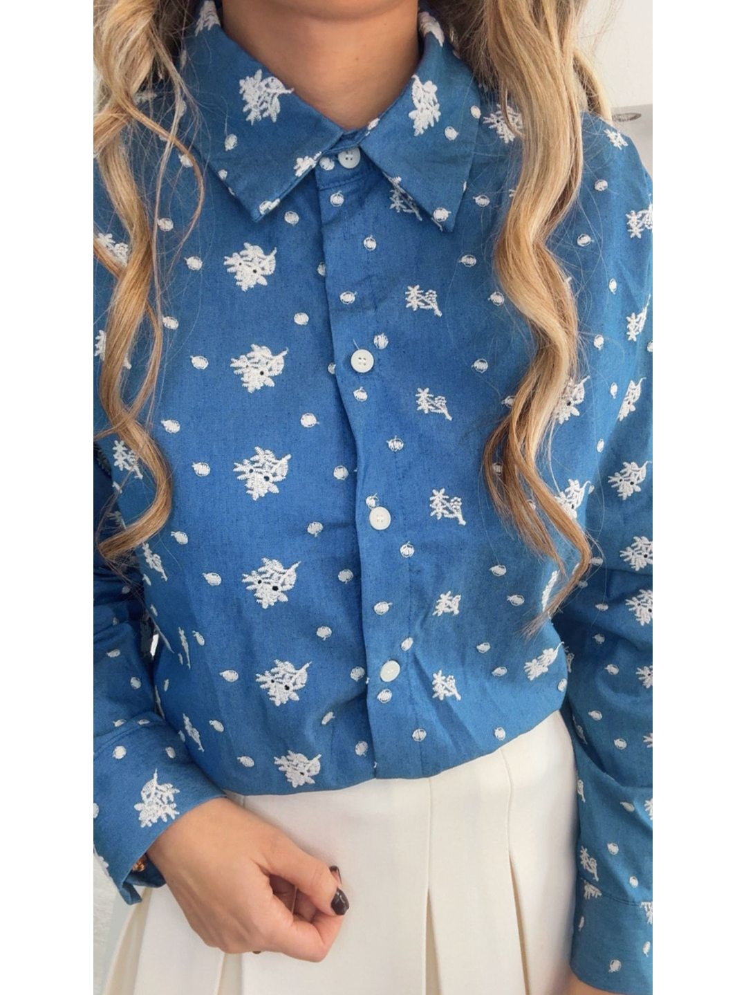 Camisa azul com detalhes em bege 1