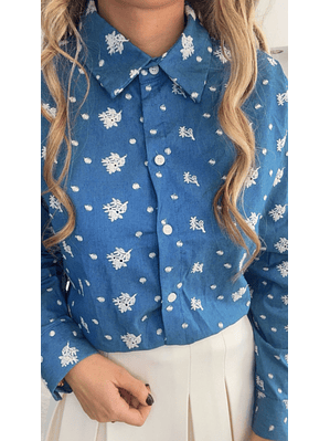 Camisa azul com detalhes em bege
