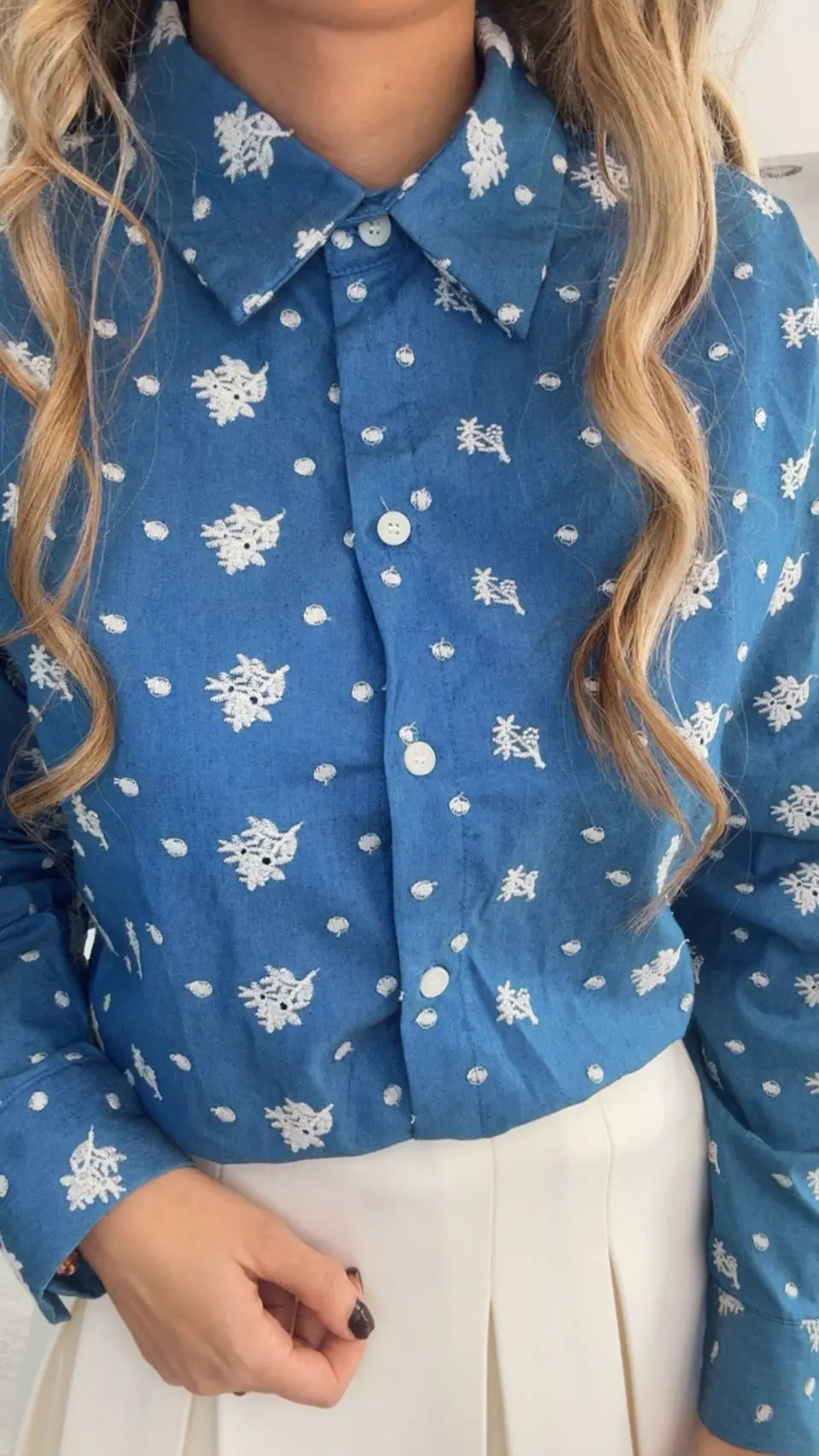 Camisa azul com detalhes em bege 1