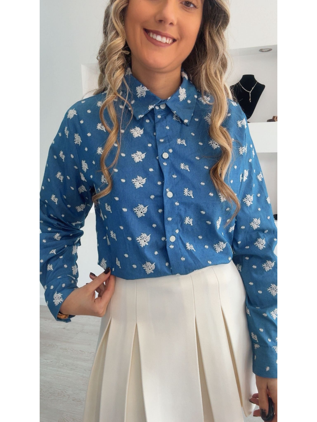 Camisa azul com detalhes em bege 2