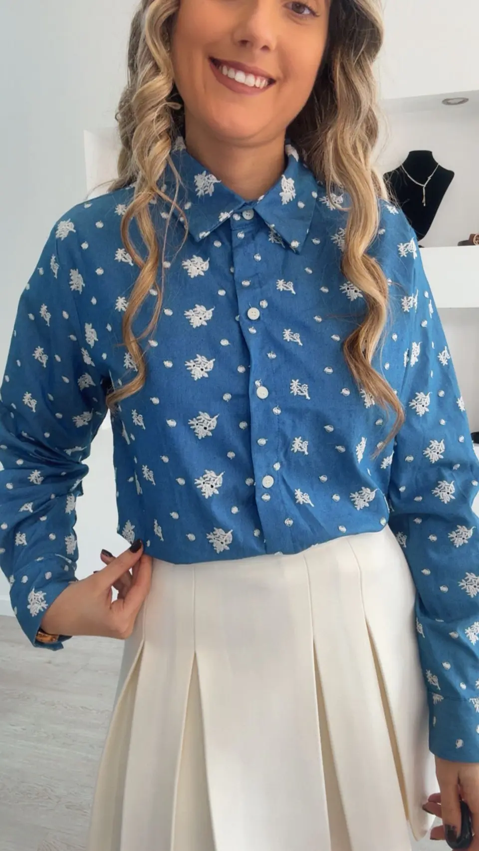 Camisa azul com detalhes em bege 2